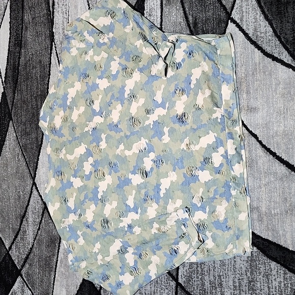 EASEL BOUTIQUE CAMO FACTORY DISTRESSED LONG-SLEEVED TOP - Picture 11 of 14